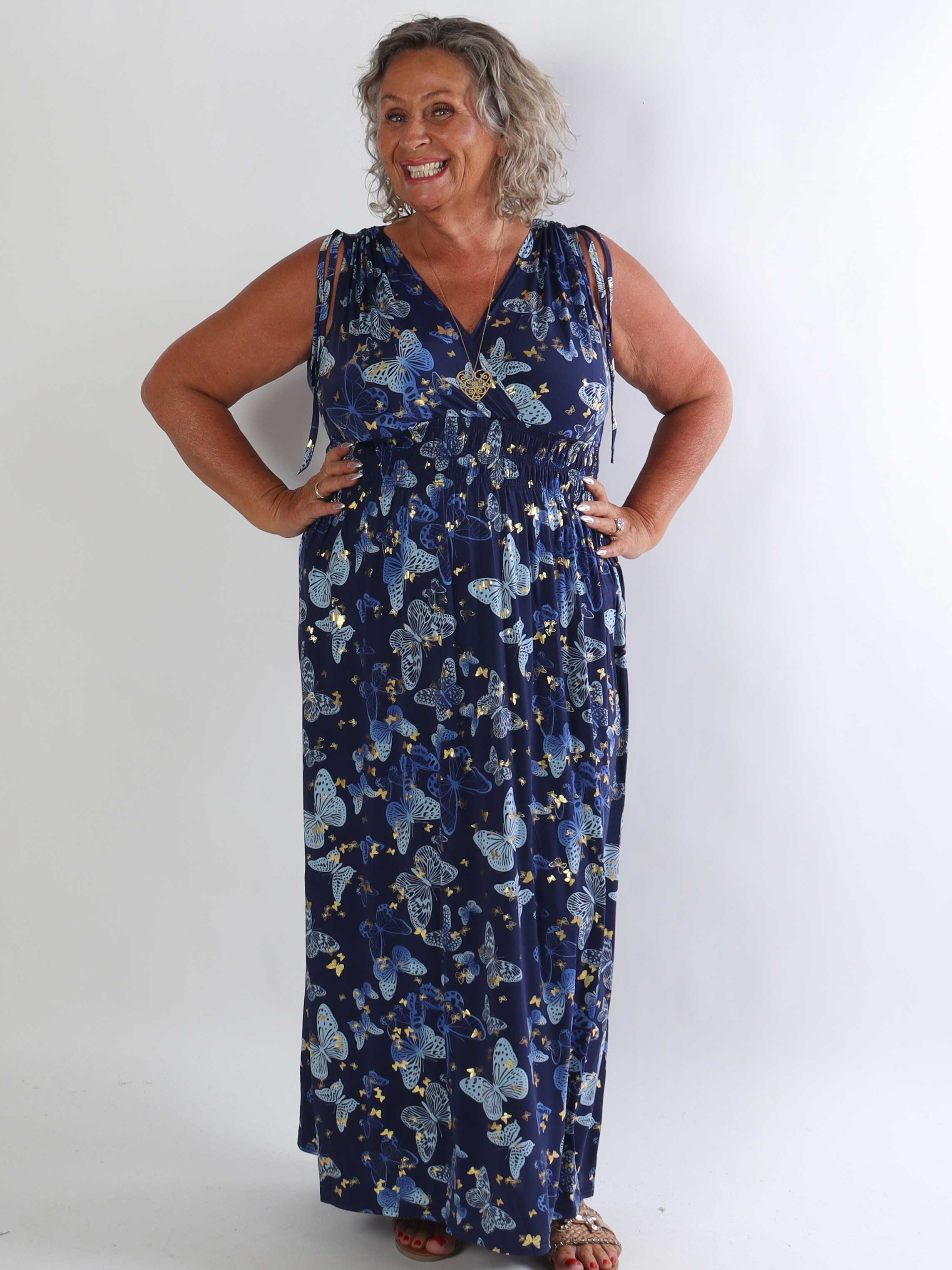 Pams Butterfly Sleeveless - Lang plus size kjole med sommerfugleprint og gulddetaljer